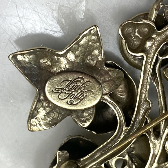 Kirks Folly Retired Vintage Brooch”Special Christmas Price” - Picture 8 of 15